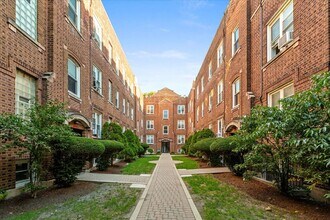 Building Photo - 658 W Oakdale Ave