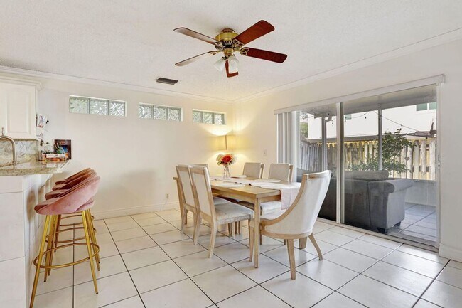 Foto del edificio - 3385 Seabreeze Ln