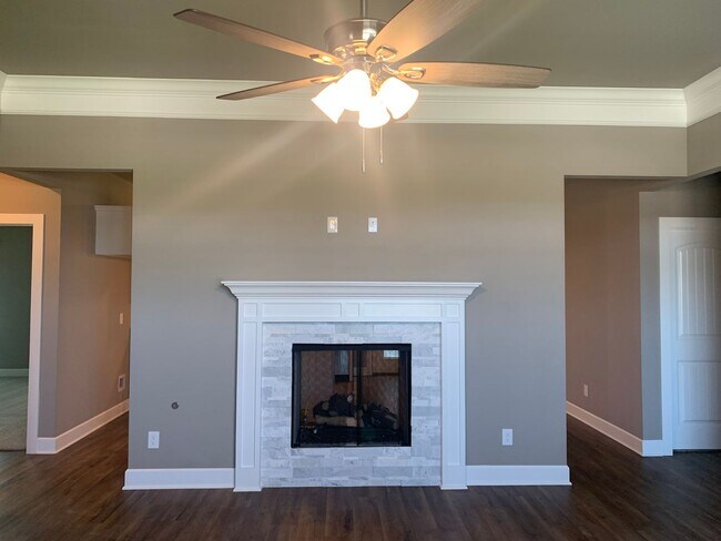 Building Photo - Charming Three Bedroom Single Family Home ...