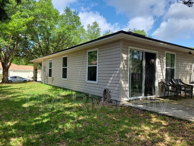 Building Photo - 2419 Brian Lakes Dr E