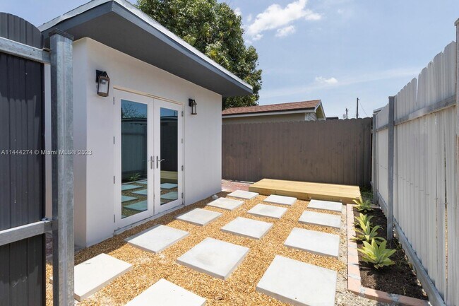 Building Photo - 2039 SW 60th Ct