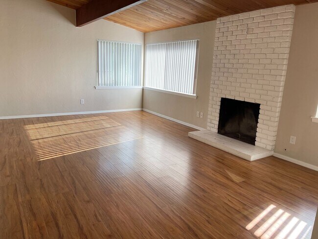 Foto del edificio - Coming Soon! 4 bdrm with POOL!