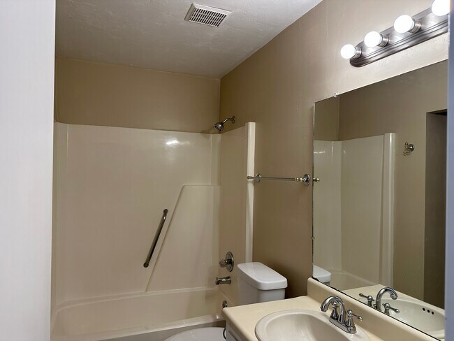 Foto del edificio - 2400 Talco Hills Dr