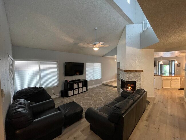 Building Photo - 10015 Verbena Ln