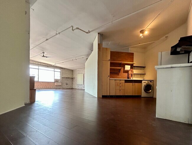 Building Photo - 1401 S Santa Fe Ave