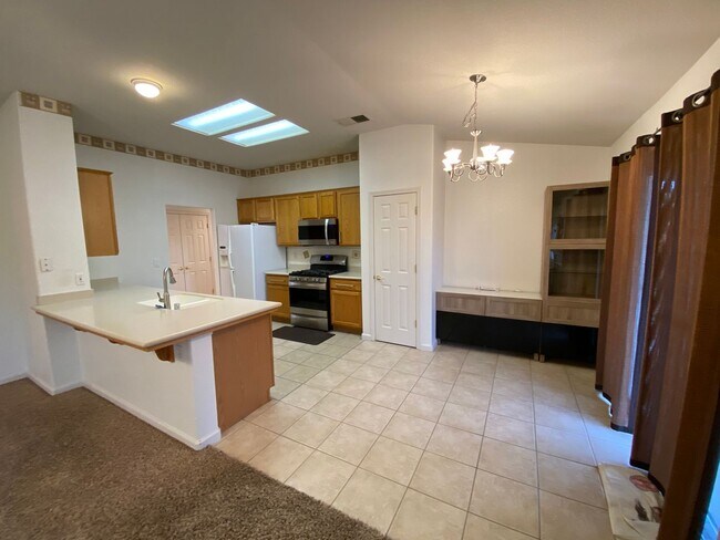 Building Photo - SW Visalia Home Rent Ready!