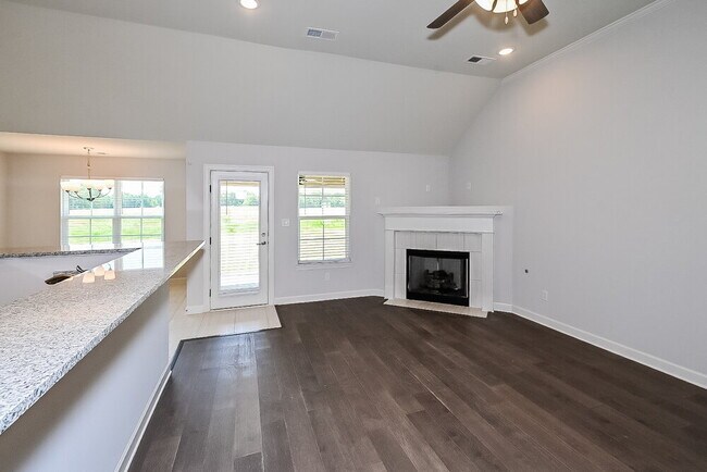 Foto del edificio - 5315 Holly Ridge Dr