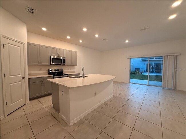 Building Photo - 2906 Canary Ave