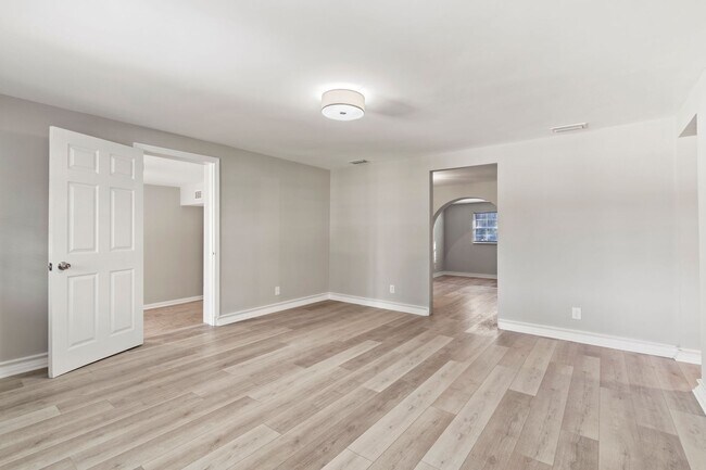 Building Photo - JUST REDUCED!!!  BEAUTIFUL 4/2 1432 Sq. Ft...