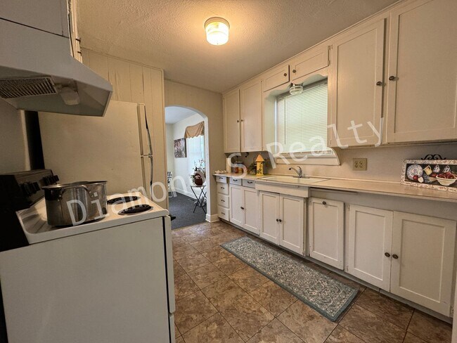 Building Photo - Cute and Clean 2 Bedroom Home Available Now!