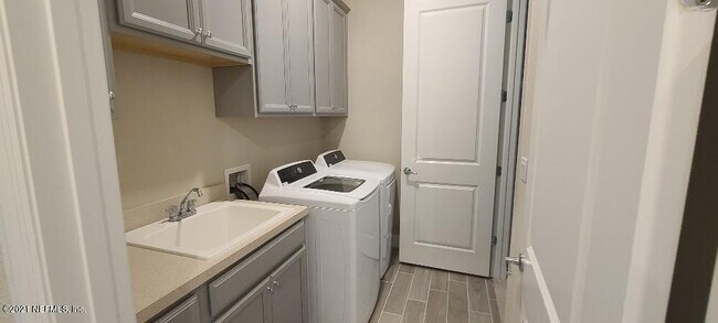 Foto del edificio - 4 bedroom home with 3 car garage In gated community