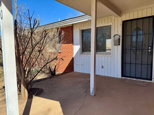 Building Photo - Cute Home On Corner Lot Near Covenant Hosp...