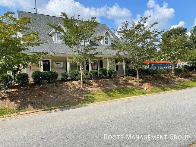 Foto del edificio - 387 Webster Rd