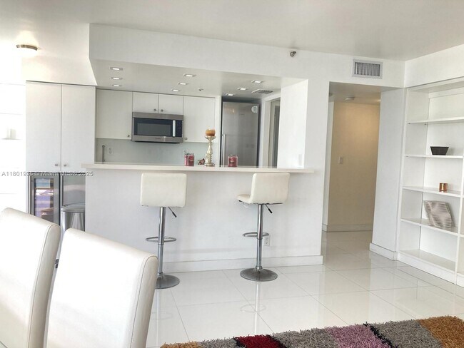 Building Photo - 2555 Collins Ave