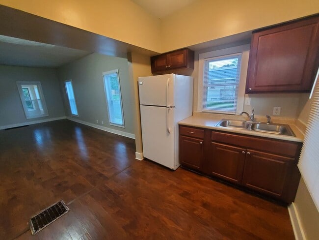 Building Photo - 2 Bedroom, 1 Bathroom home with front porc...
