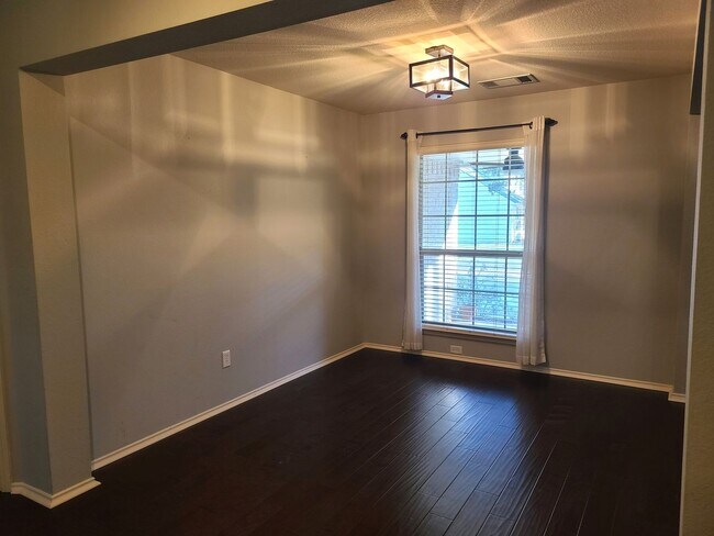 Building Photo - Gorgeous 4 Bed / 3 Bath in Block House Creek