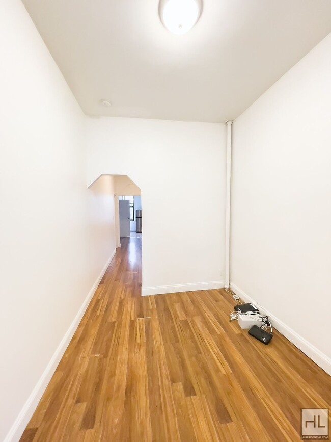 Foto del edificio - WYCKOFF AVENUE / Spacious 4-Room Rail Road...