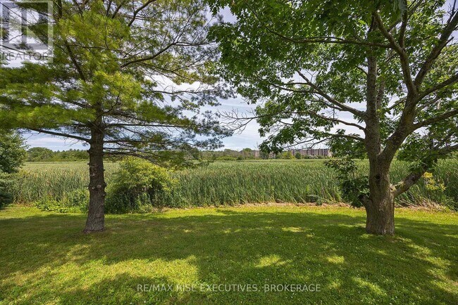 Photo du bâtiment - 580 Armstrong Rd