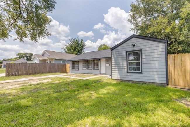 Building Photo - 5311 Dewberry St