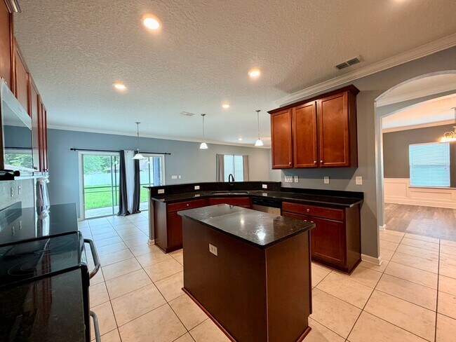Foto del edificio - Spacious 5-Bedroom Home with Over 3,000 Sq. Ft. in a Fantastic Community!