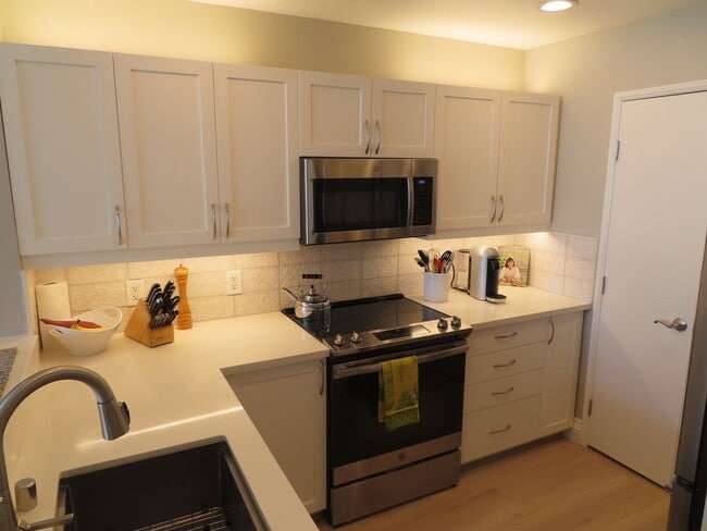 Building Photo - Furnished One Bedroom Downtown Condo with ...