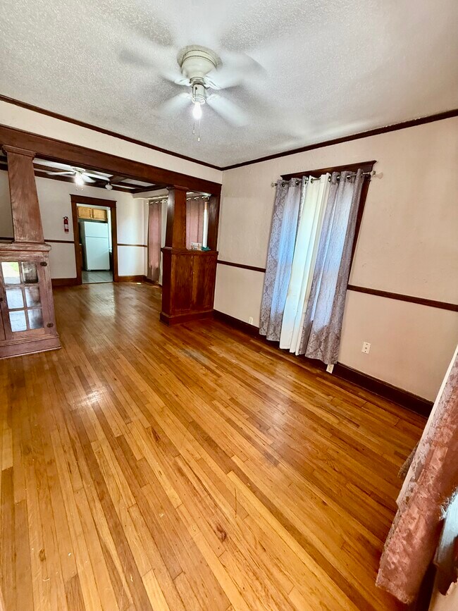 Foto del edificio - 6220 E 10th St