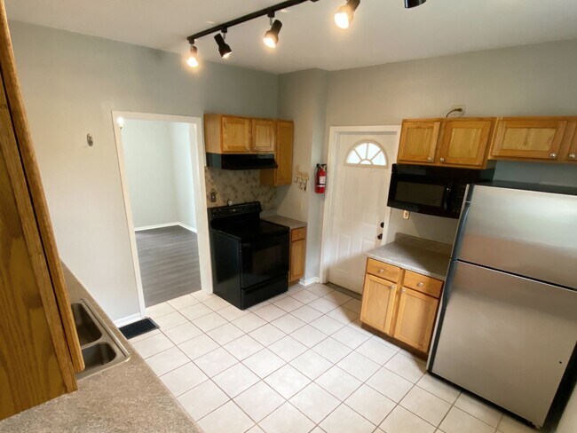 Building Photo - 5 Bedroom house for rent!