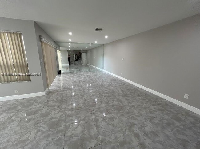 Foto del edificio - 2101 Bayberry Dr