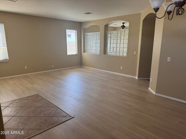 Foto del edificio - 8771 W Nicolet Ave
