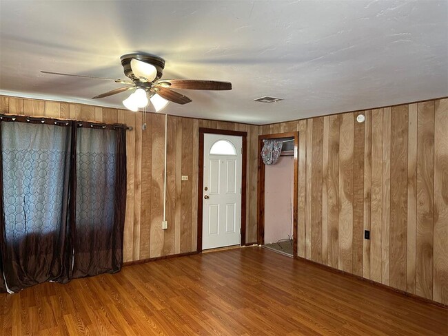 Foto del edificio - 1424 S Academy Rd