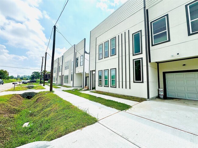 Building Photo - 8132 Penrod St