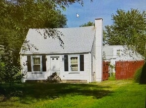 Building Photo - 901 E Wilson Ave