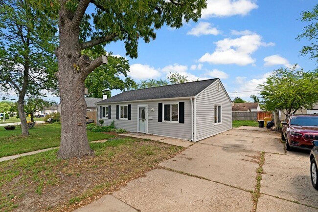 Building Photo - 1713 Lansing Rd