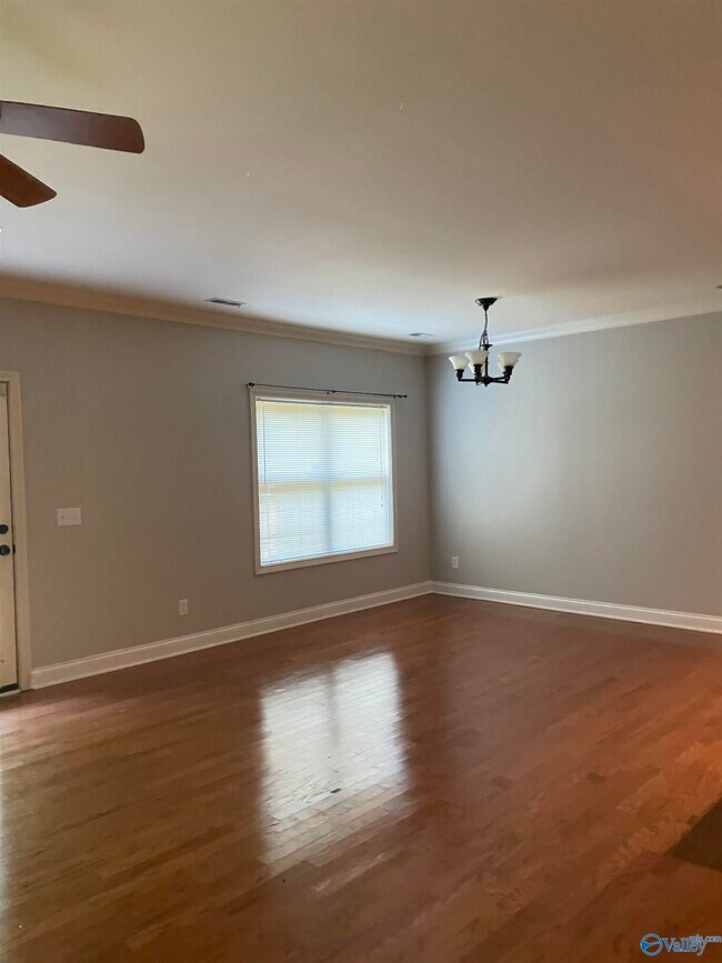 Building Photo - 212 Treetop Dr SE