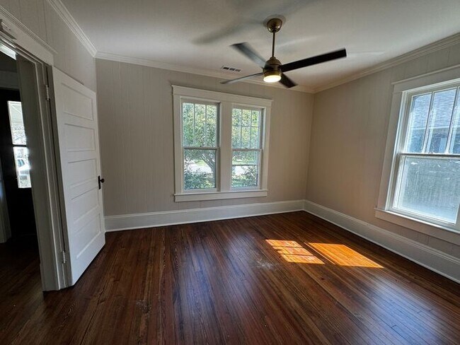 Foto del edificio - Renovated throughout-gorgeous!