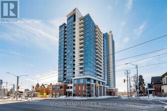 Building Photo - 5 Wellington St S