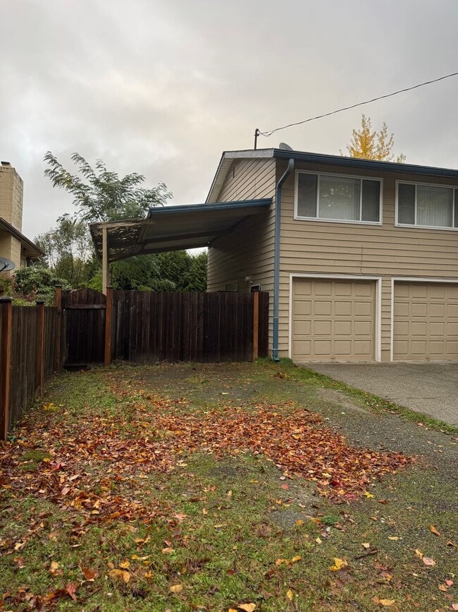 Building Photo - Conveniently located, Bellevue home