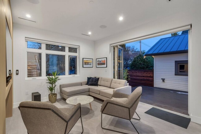 Building Photo - 74 W 14th Ave