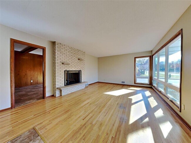 Foto del edificio - 4500 Chowen Ave N