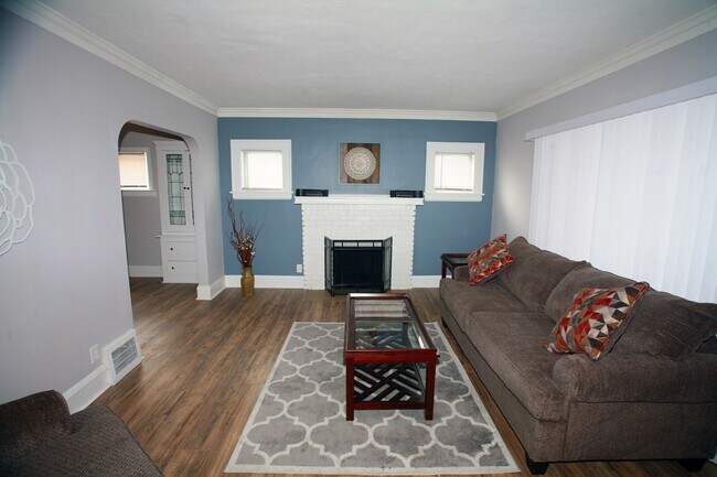Foto del edificio - Gorgeous & Completely Rehabbed 3 Bed - 1.5 Bath Colonial for Rent!