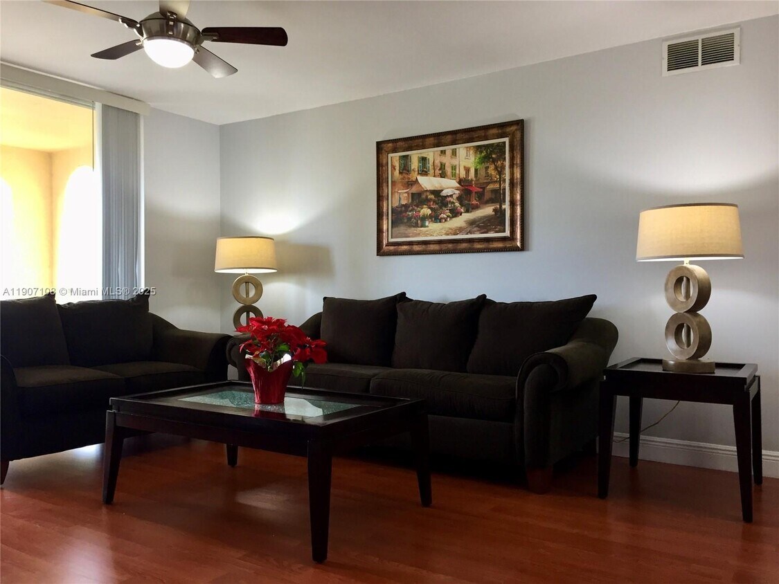 Foto principal - 19555 E Country Club Dr