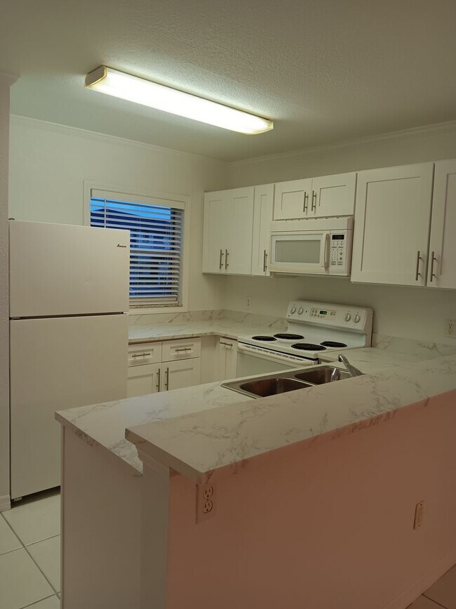 Building Photo - 25050 Sandhill Blvd Bldg 4 Unit A3