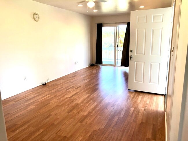 Foto del edificio - 15-1579-1579 Loke Rd