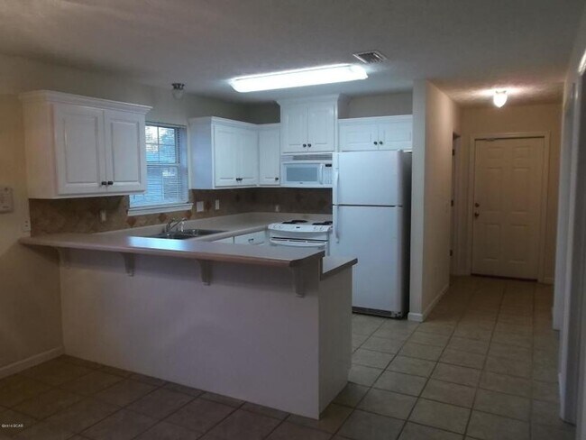 Building Photo - Cozy 3Bed/2Ba Home, Conveniently Located! *1/2 OFF Security Deposit for Active-Duty Military!!*