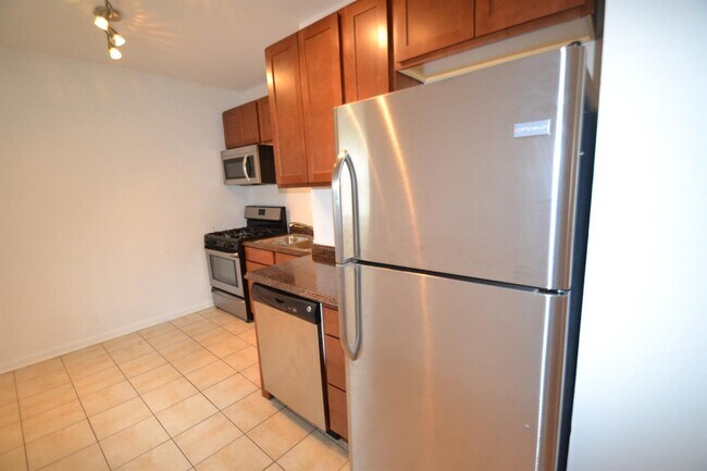 Building Photo - 555 Locust St