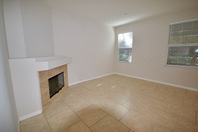 Building Photo - Charming 3-Bedroom Irvine Condo with Attac...