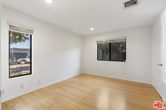 Foto del edificio - 3912 Girard Ave