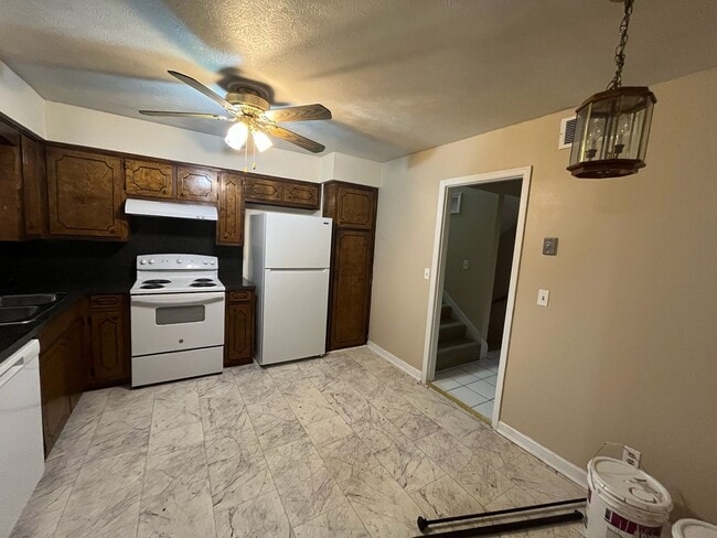 Building Photo - Charming Brick Home Located off of Moon Ro...