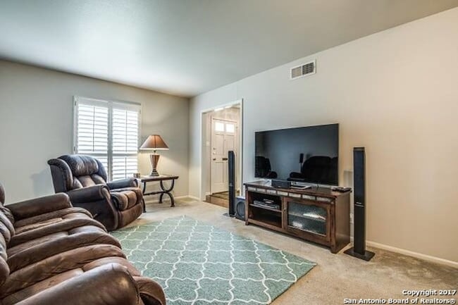 Building Photo - 2-BEDROOM ALAMO HEIGHTS DUPLEX