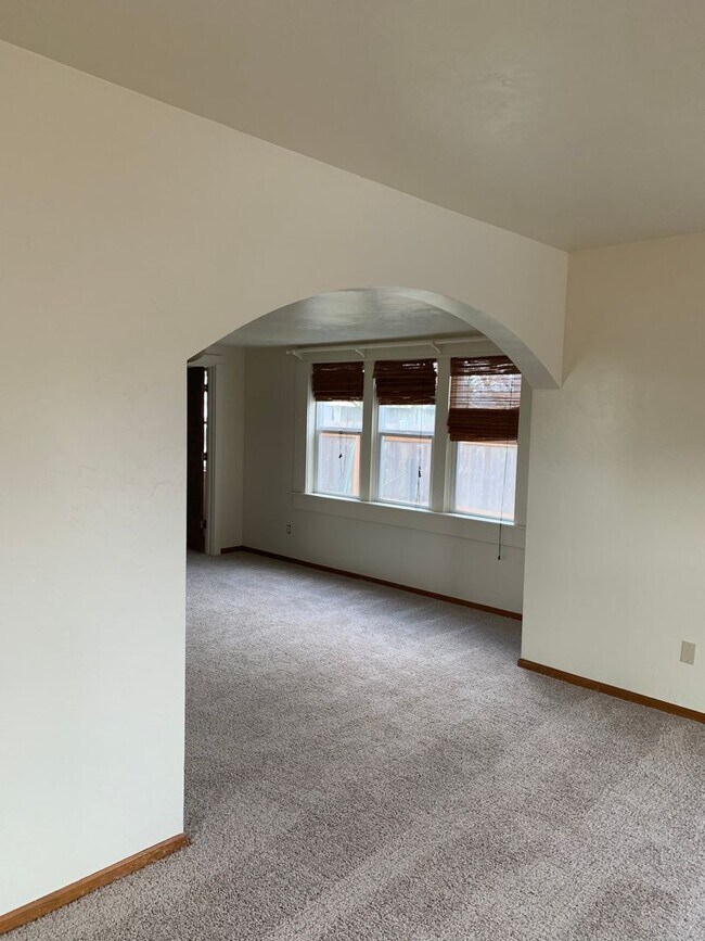 Foto del edificio - Great Updated House with a Fabulous Front Porch and Room to Garden